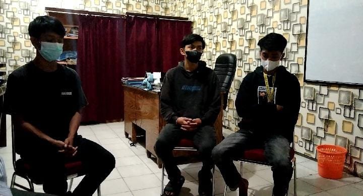 3 Pria yang Diduga Aniaya Anjing di Kendari Serahkan Diri ke Polisi 3 Pria yang Diduga Aniaya Anjing di Kendari Serahkan Diri ke Polisi