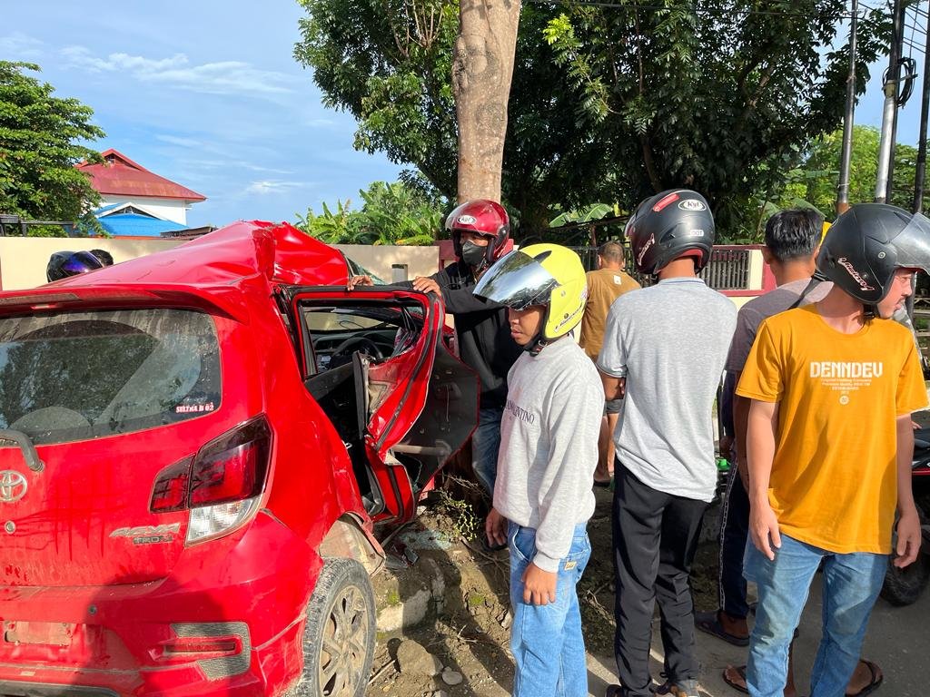 Kondisi mobil Agya yang ringsek akibat kecelakaan di Kolaka.