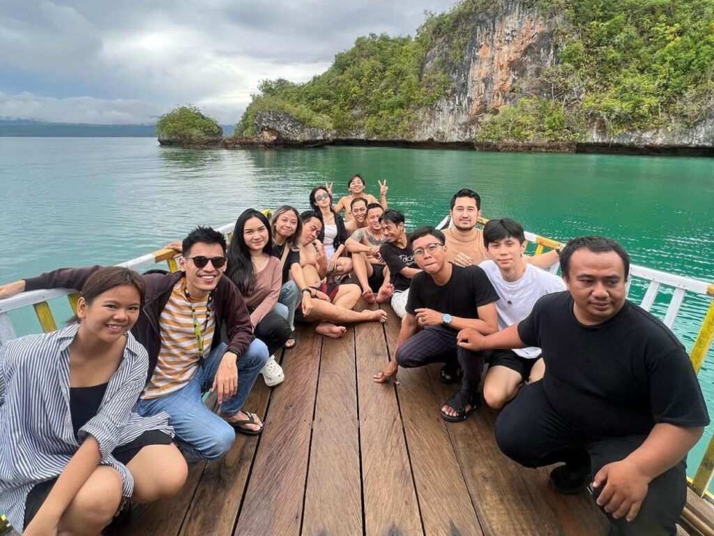 Keisya Levronka bersama timnya saat berkunjung ke Pantai Meleura, Kabupaten Muna.