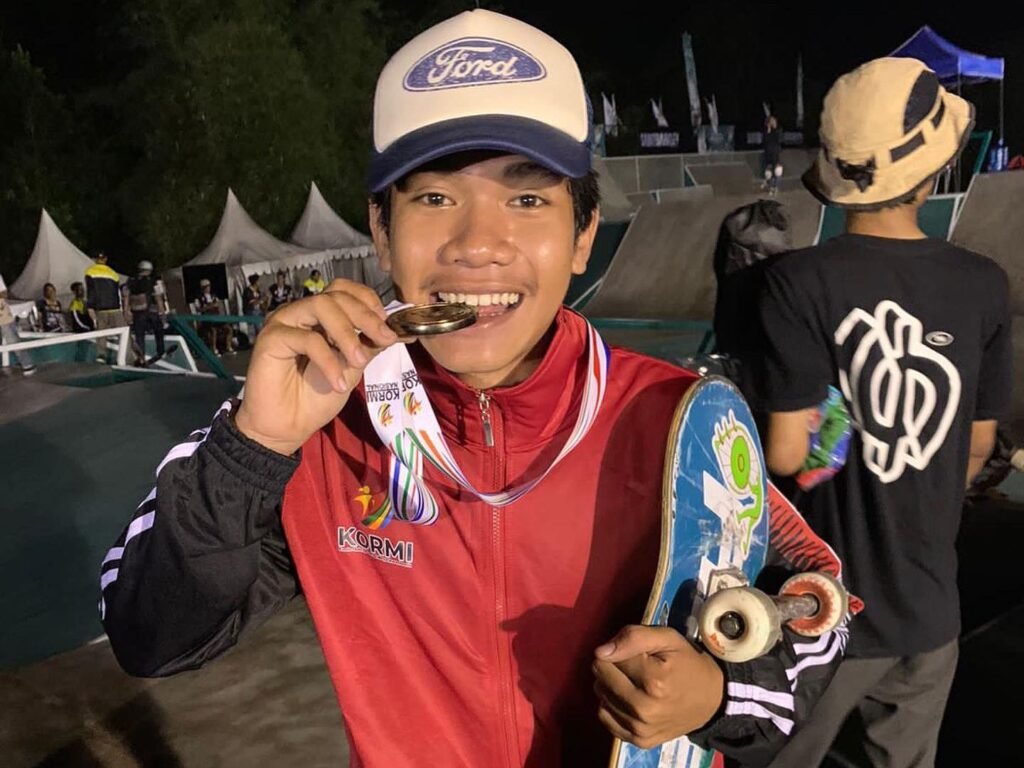 Skateboarder asal Kota Kendari, Sulawesi Tenggara (Sultra), Jihad Kurniawan berhasil menyabet medali emas di ajang Festival Olahraga Rekreasi Nasional (Fornas) VII di Jawa Barat (Jabar).