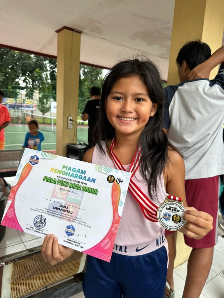 Pelajar berprestasi asal Kota Kendari, Caroline Lantemona.