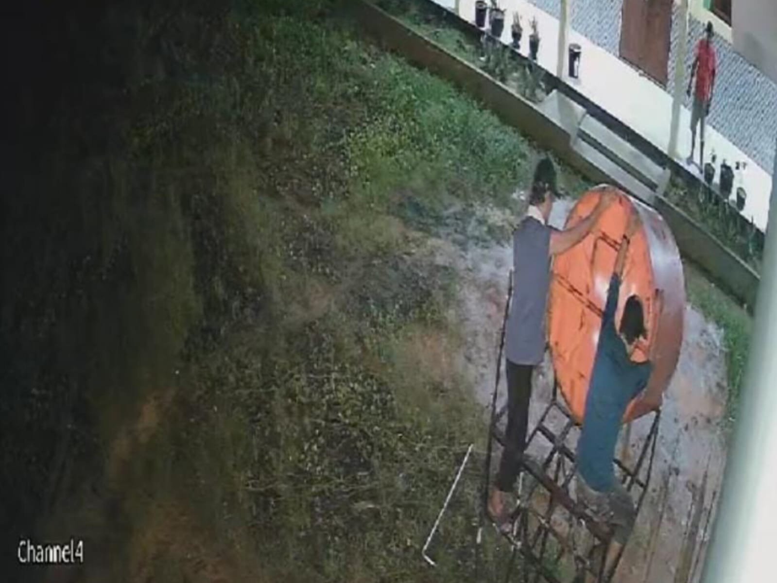 3 Pria Terekam CCTV Curi Tower Air di SMPN 23 Kendari 3 Pria Terekam CCTV Curi Tower Air di SMPN 23 Kendari