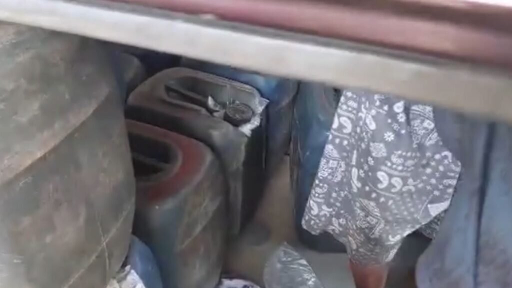 Sopir mobil Avanza di Kendari yang memuat BBM pakai jeriken.