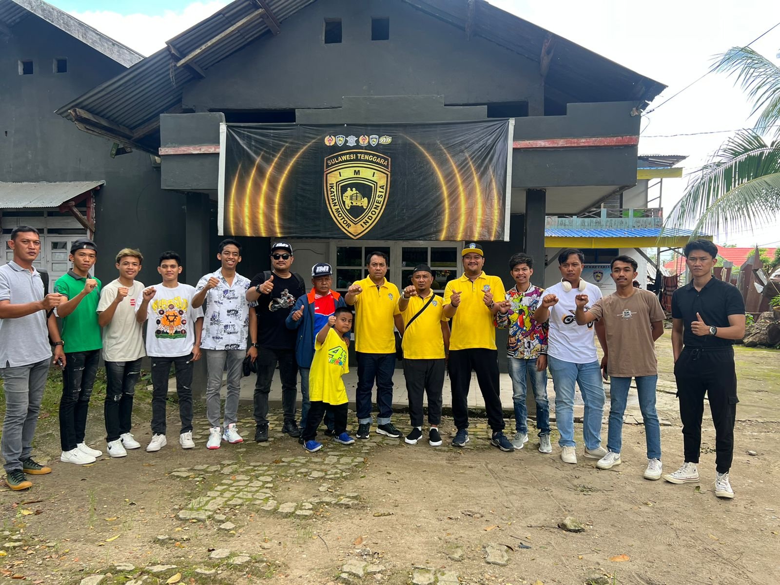 KONI Sultra Lepas Kontingen Balap Motor untuk Berlaga di Pra-PON XXI KONI Sultra Lepas Kontingen Balap Motor untuk Berlaga di Pra-PON XXI