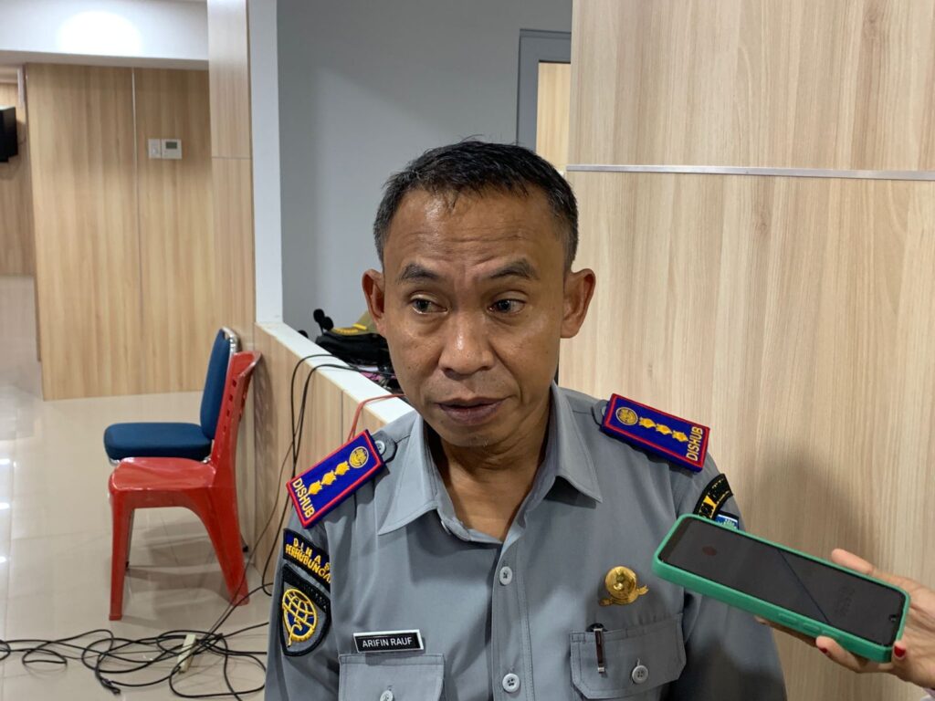 Sekretaris Dinas Perhubungan Kota Kendari, Arifin Rauf saat diwawancarai awak media.