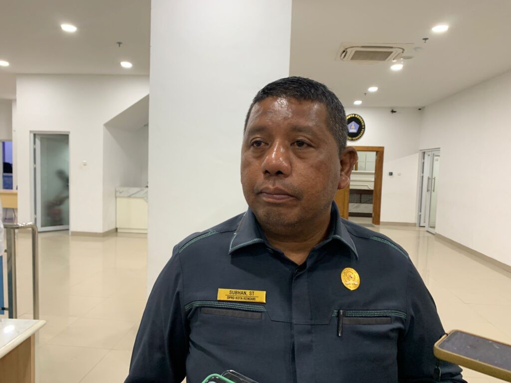 Ketua DPRD Kota Kendari, Subhan saat diwawancarai awak media.