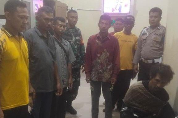 Polsek Onembute saat mengamankan ODGJ yang membabi buta di musala yang terletak di Kecamatan Onembute, Konawe.