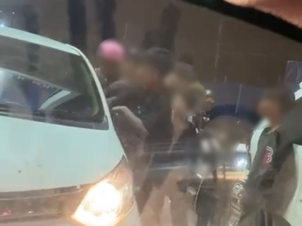 Sejumlah Pengamen di Kendari Keroyok Penumpang Mobil saat Lampu Merah Sejumlah Pengamen di Kendari Keroyok Penumpang Mobil saat Lampu Merah