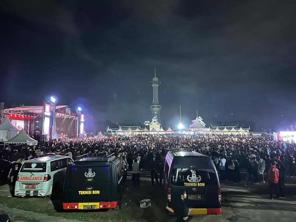 Suasana konser A Night With Symphony Dewa 19 di Eks MTQ Kendari.