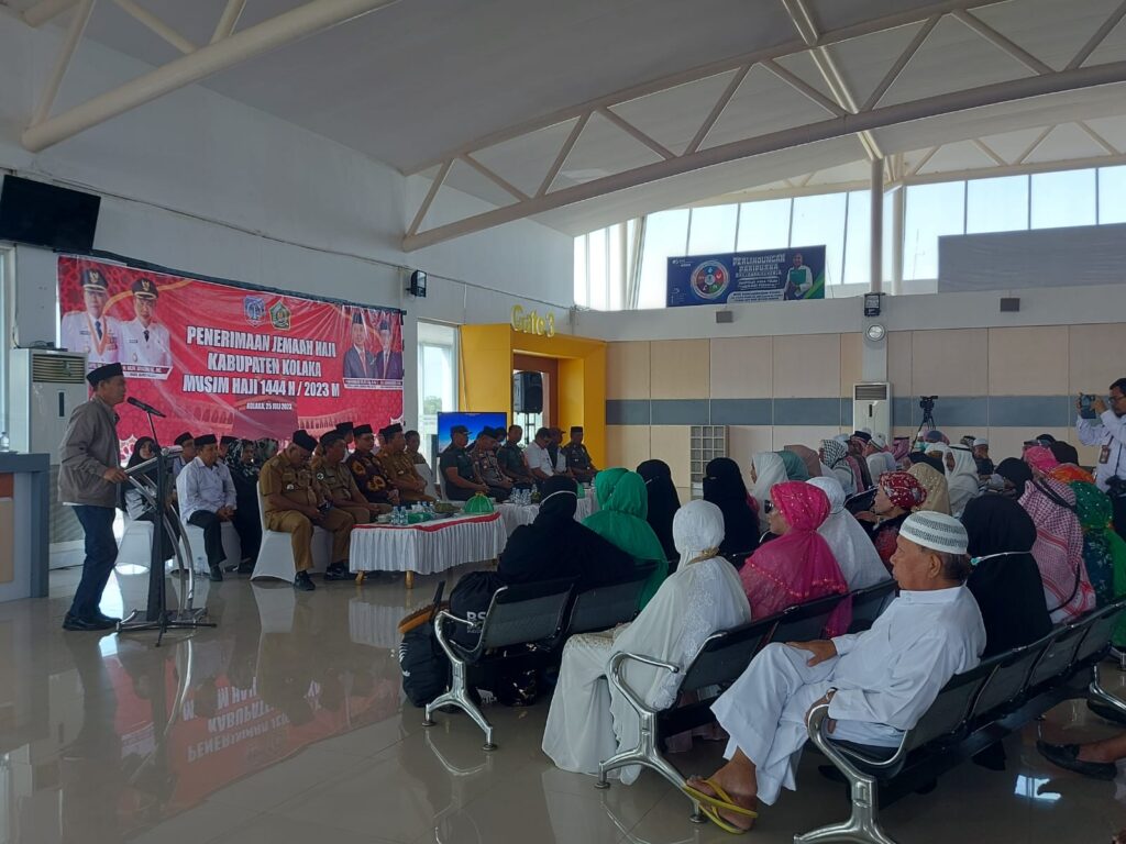 Suasana saat Wakil Bupati Kolaka, Muhammad Jayadin memberikan sambutan kedatangan jemaah haji.