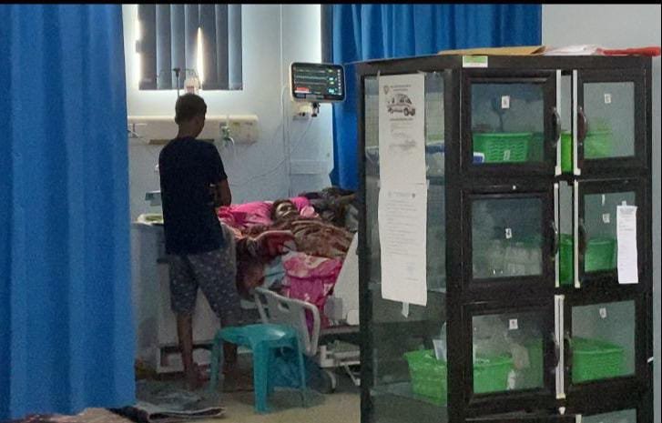 Pasien I (19) saat menjalani perawatan di ruangan ICU BLUD RS Konawe.