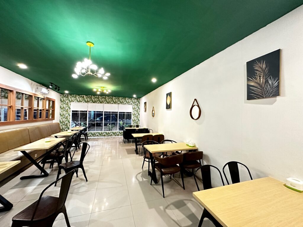 Suasana interior indoor Brothers Cafe and Resto yang terletak di Jalan Brigjen M. Yoenoes, Kelurahan Bende, Kecamatan Kadia, Kota Kendari.