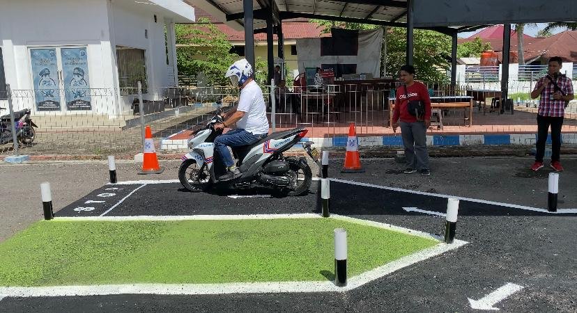 Uji lintasan baru untuk praktik SIM di Polresta Kendari.