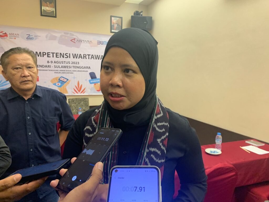 Manager Humas dan Kemitraan Perum LKBN Antara, Esti Oktavianti saat diwawancarai oleh awak media.