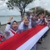 Momen Pelajar di Kendari Bentangkan Bendera Merah Putih 17 Km Peringati HUT ke-78 RI