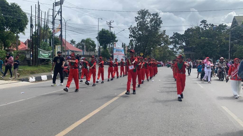Salah satu barisan sekolah yang mengikuti gerak jalan indah pada peringatan HUT ke-78 RI di Kendari.