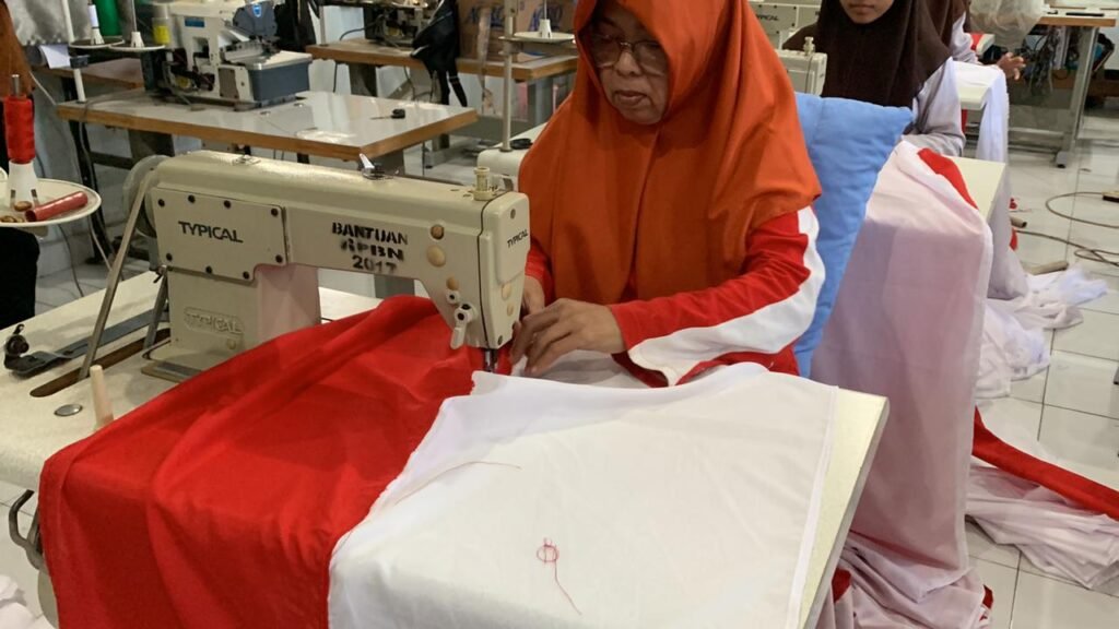 Suasana penjahitan bendera di SMKN 4 Kendari.