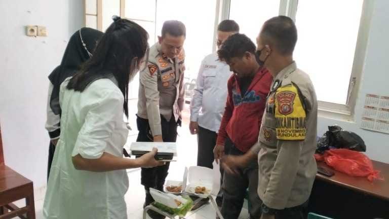 Usai Makan Ayam Geprek, Puluhan Siswa SD di Kolaka Keracunan Massal Usai Makan Ayam Geprek, Puluhan Siswa SD di Kolaka Keracunan Massal