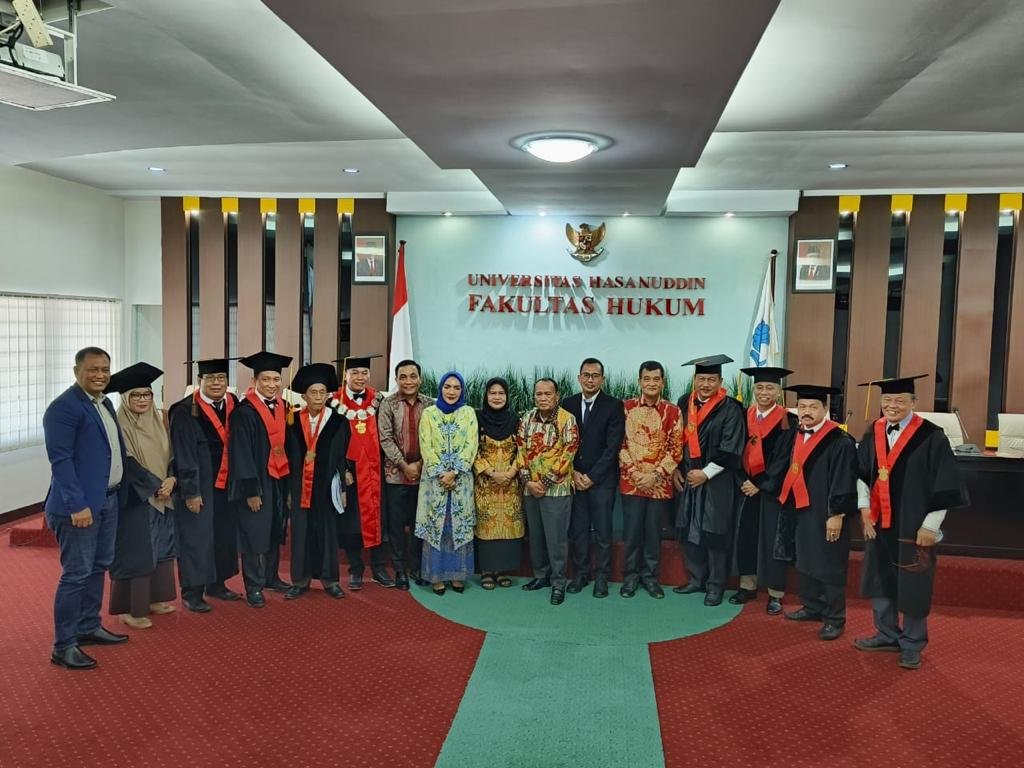 Pejabat Kejaksaan Agung (Kejagung) RI, Irwanudin Tadjuddin berhasil meraih gelar doktor hukum di Universitas Hasanuddin (Unhas) Makassar (jas hitam).