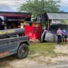 Mobil Brio Masuk ke Got Usai Tabrak Rumah Makan Padang di Kendari