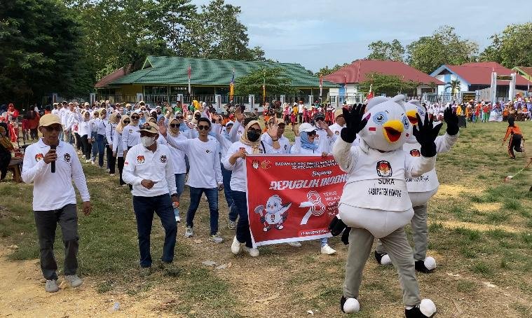 Penyelenggara Pemilu Kecamatan Lalonggasumeeto saat berpartisipasi pada pawai kemerdekaan RI.