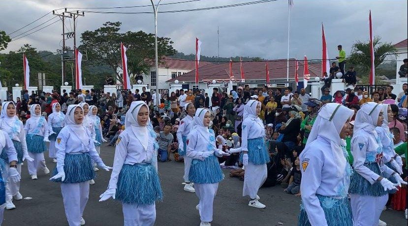 Peserta gerak jalan dari SMKS Kesehatan Unaaha menggunakan rok dari tali rapia, hasil daur ulang sampah. Peserta gerak jalan dari SMKS Kesehatan Unaaha menggunakan rok dari tali rapia, hasil daur ulang sampah.