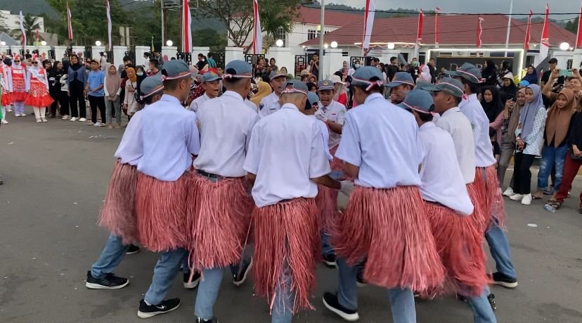 Peserta gerak jalan dari SMA di Konawe menggunakan rok dari bahan tali rapia.