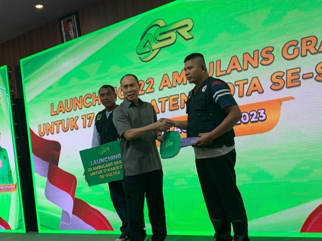 Andi Sumangerukka saat menyerahkan simbol kunci ke perwakilan driver ambulance.