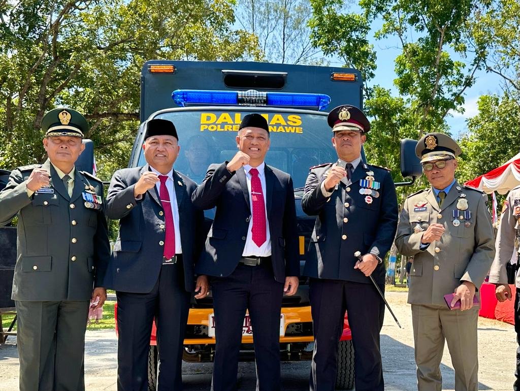 Pemda menyerahkan kendaraan operasional kepada Polres Konawe.