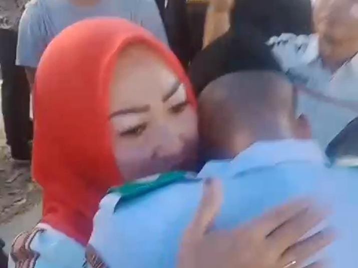 Doni Amansa saat dipeluk ibunya. 