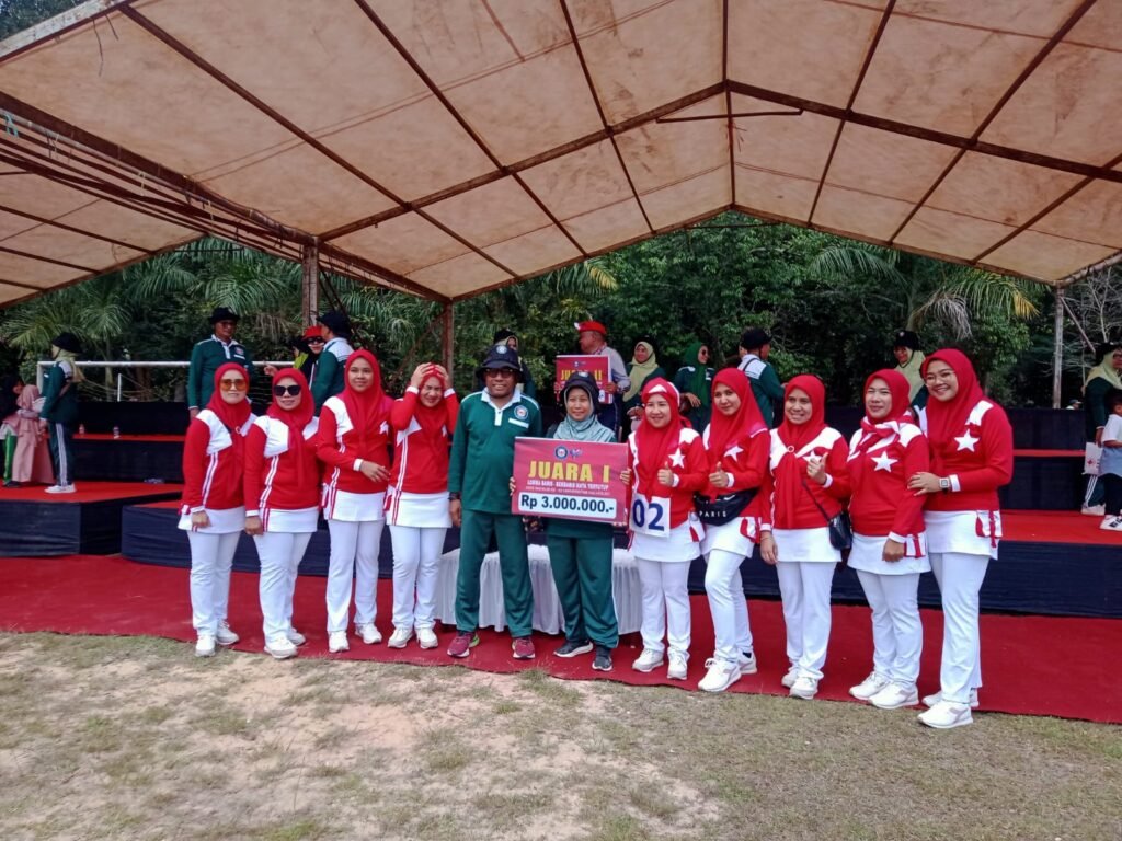 Salah satu pemenang lomba baris berbaris pada HUT ke-42 UHO.