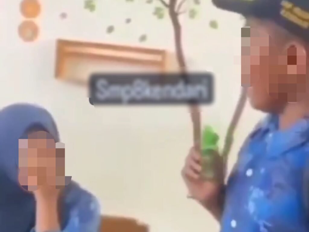 Pelajar SMPN 8 Kendari berinisial RI saat melakukan perundungan terhadap AC.
