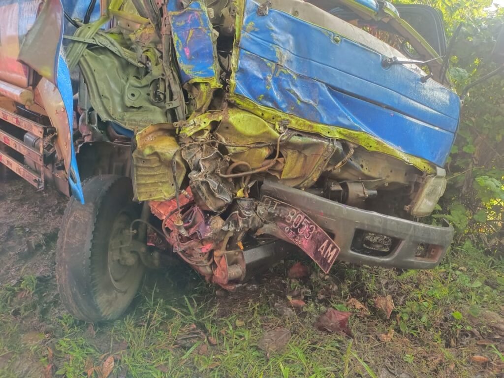 Kondisi truk tangki BBM yang ringsek usai tabrakan dengan bus di Jalan Poros Lalolae, Koltim.