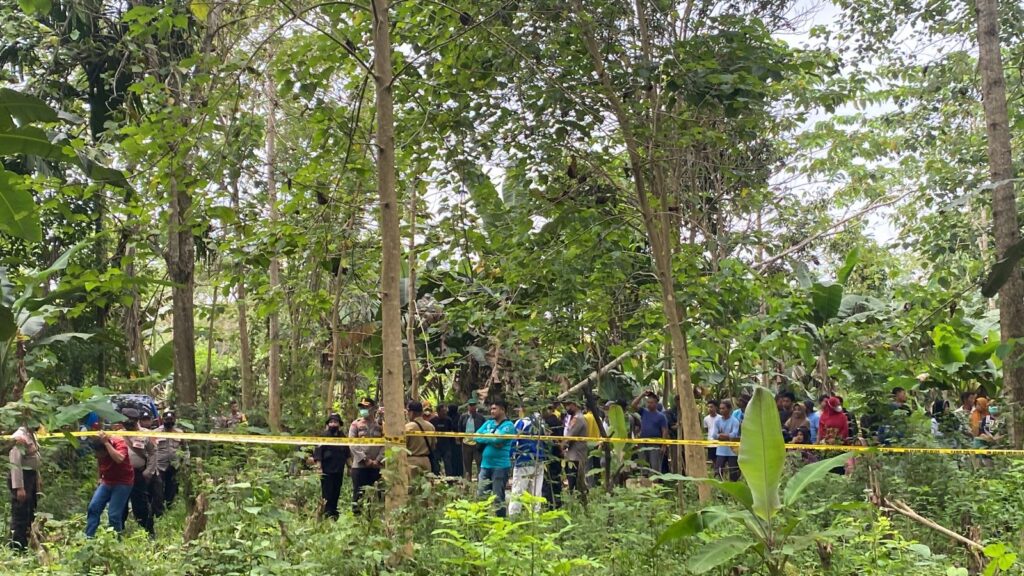 Warga dilarang melintasi garis polisi saat autopsi berlangsung.