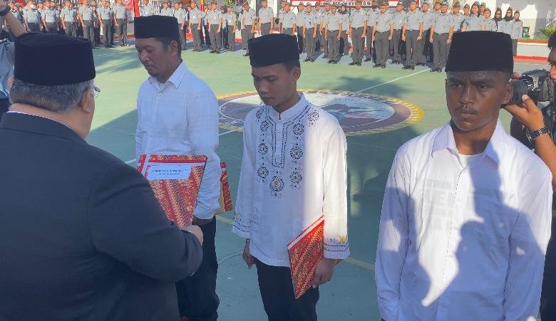 1.948 Warga Binaan di Sultra Terima Remisi dari Pemerintah, Ada 7 Orang yang Langsung Bebas 1.948 Warga Binaan di Sultra Terima Remisi dari Pemerintah, Ada 7 Orang yang Langsung Bebas