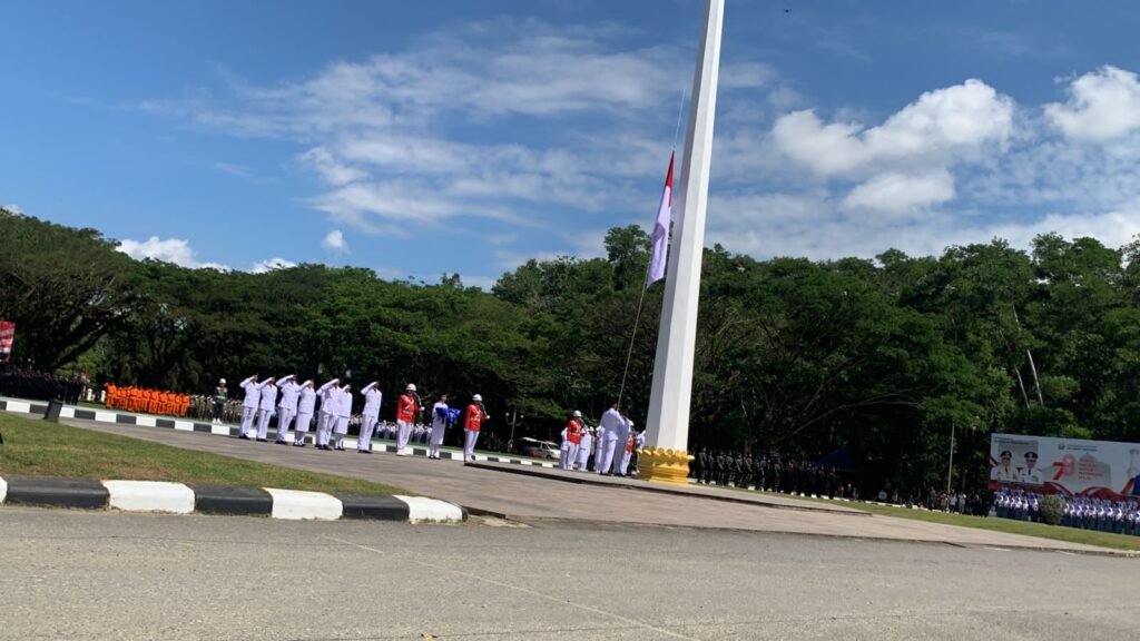 Momen pengibaran bendera merah putih di Kantor Gubernur Sultra.