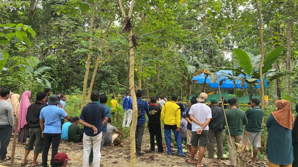 Ratusan masyarakat tampak menyaksikan proses ekshumasi dan autopsi di makam Juliansyah.