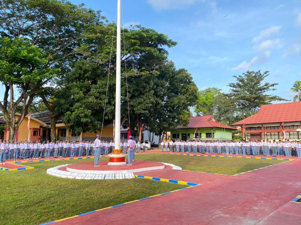 Kasat Lantas Polresta Kendari, AKP Muchsin saat mengimbau pelajar tidak terlibat kenakalan remaja.