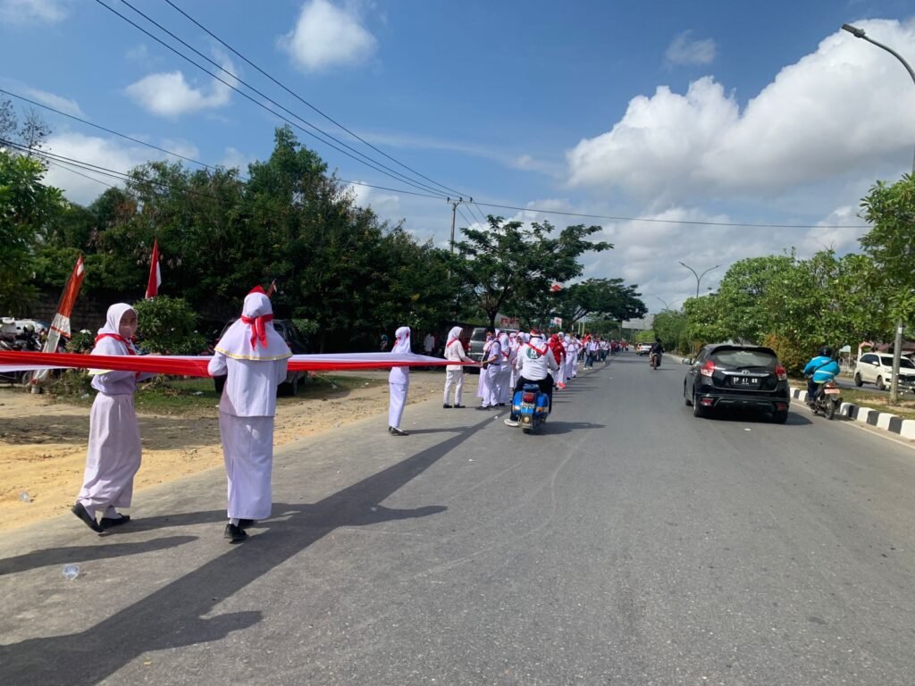 Pembentangan bendera merah putih oleh pelajar di Kendari dalam rangka menyemarakkan HUT ke-78 RI.