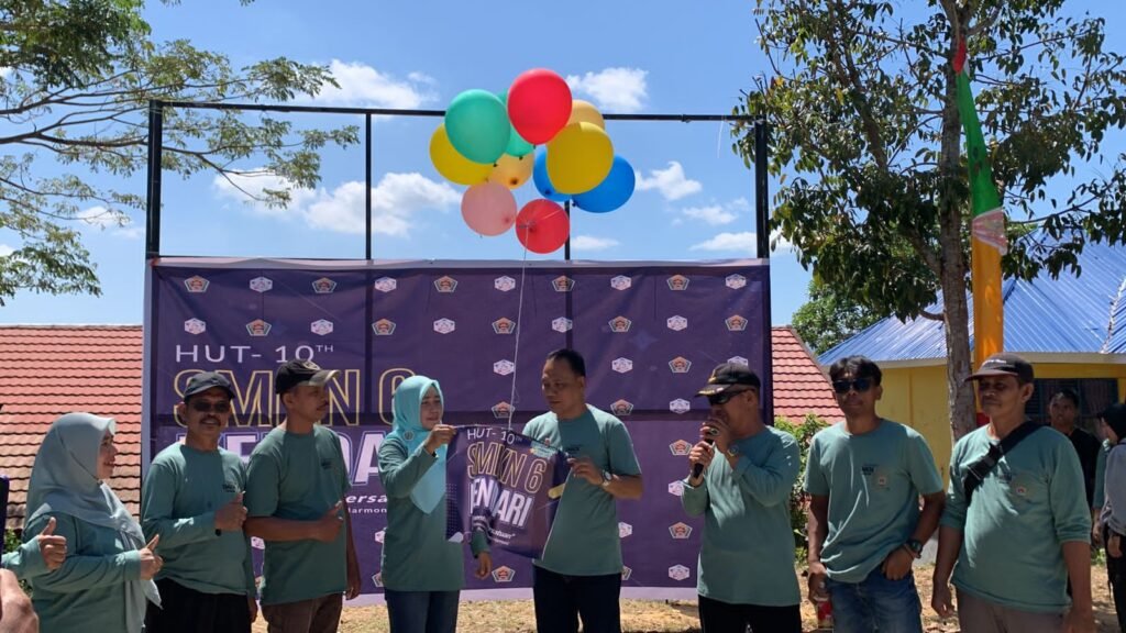 Pelepasan balon sebagai simbol perayaan HUT ke-10 SMKN 6 Kendari.