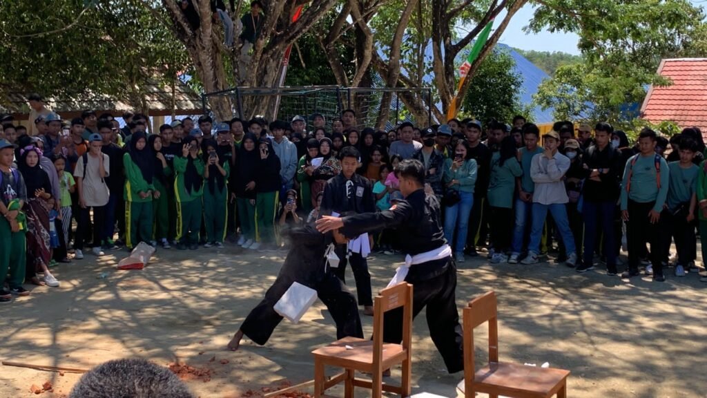 Pertunjukkan seni bela diri oleh siswa dalam rangka peraayan HUT ke-10 SMKN 6 Kendari.