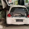 Mobil yang Dikendarai Seorang Wanita Terekam CCTV Tabrak Kios Warga di Kendari