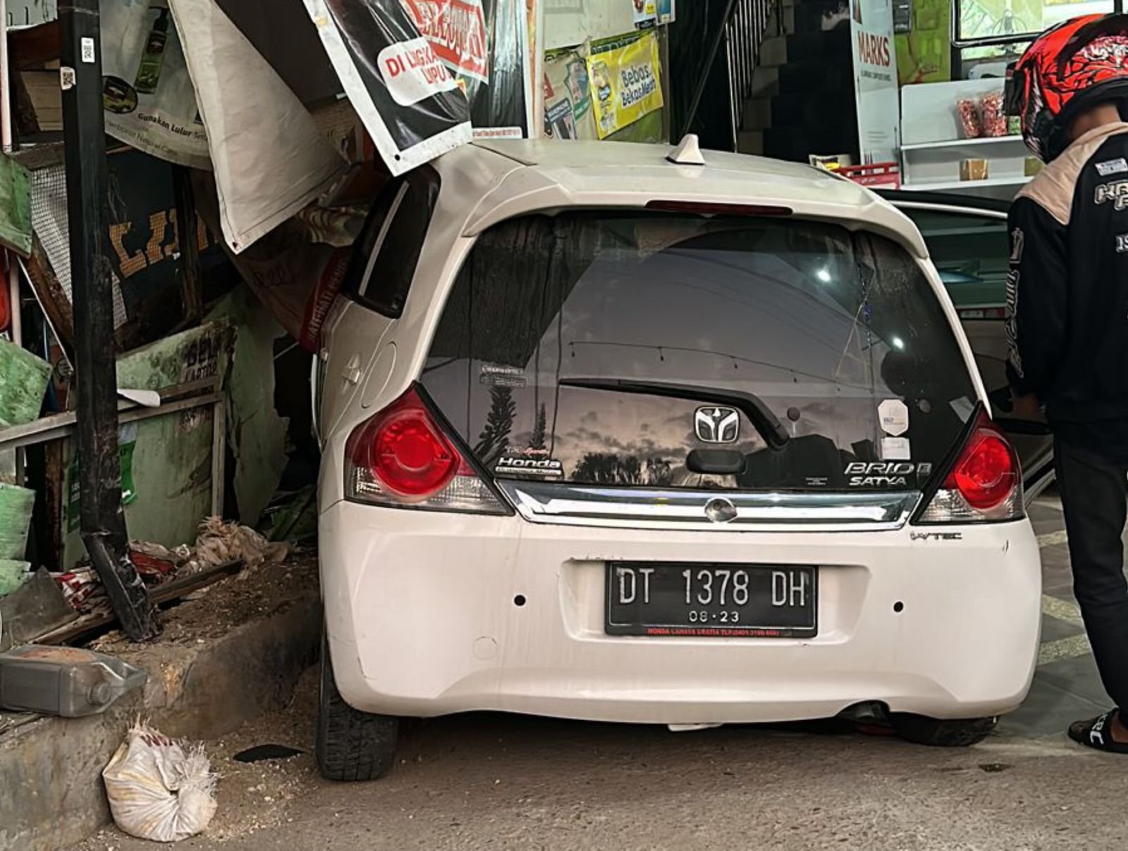 Mobil yang Dikendarai Seorang Wanita Terekam CCTV Tabrak Kios Warga di Kendari Mobil yang Dikendarai Seorang Wanita Terekam CCTV Tabrak Kios Warga di Kendari