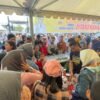 Warga Kendari Berebut Makanan Gratis di Eks MTQ Kendari pada Event Expose 5 Tahun AMAN
