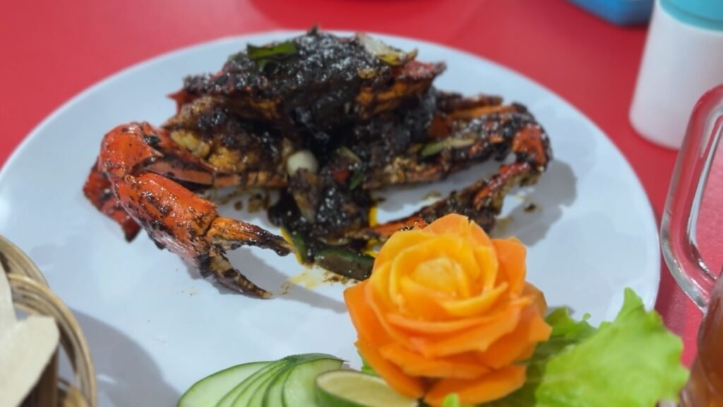 Menu makanan kepiting lada hitam di De Fresh Seafood Kendari. 