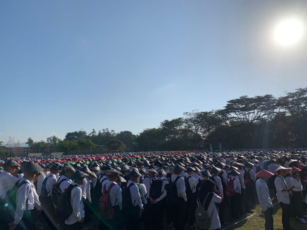 Ribuan maba UHO saat upacara penerimaan di Lapangan Sepak Bola II UHO.