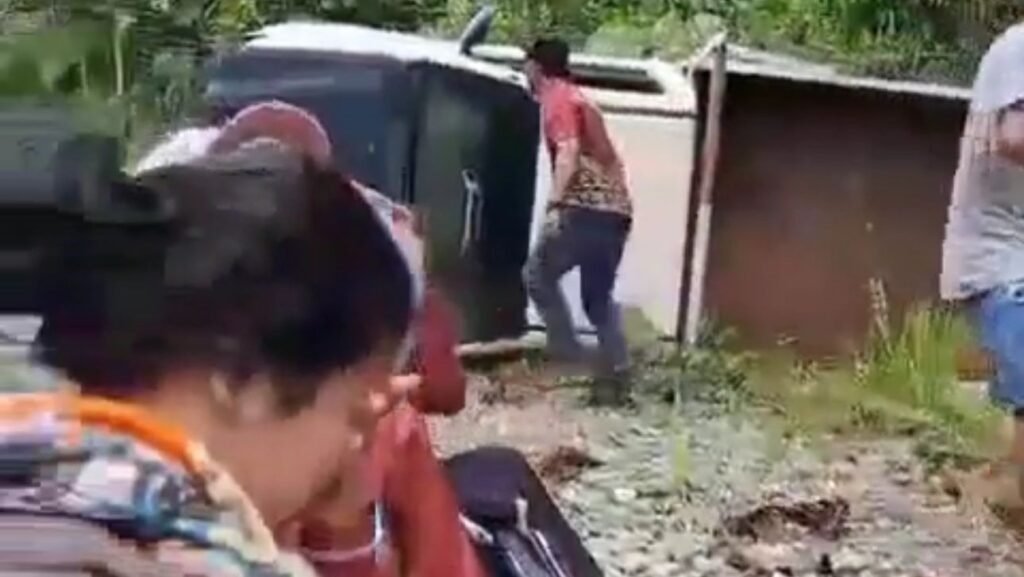 Detik-detik mobil pick up yang ditumpangi nakes di Kolaka Utara terguling.