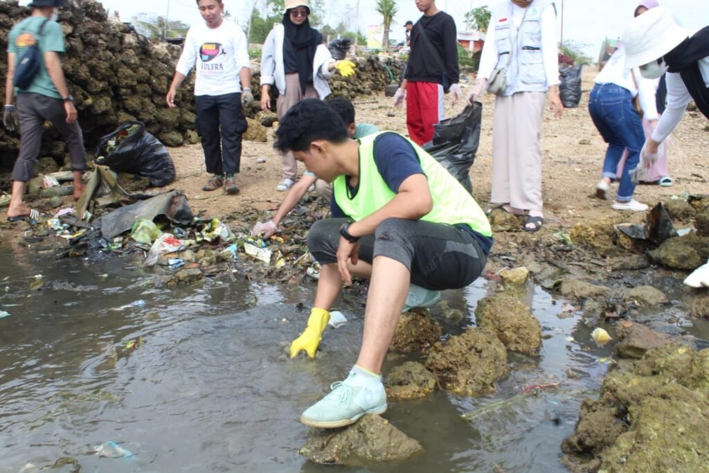 Aksi bersih-bersih World Cleanup Day 2023 di titik RTH Talia.