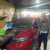 Hilang Kendali, Honda Jazz Tabrak Motor dan 2 Rumah Makan di Kendari