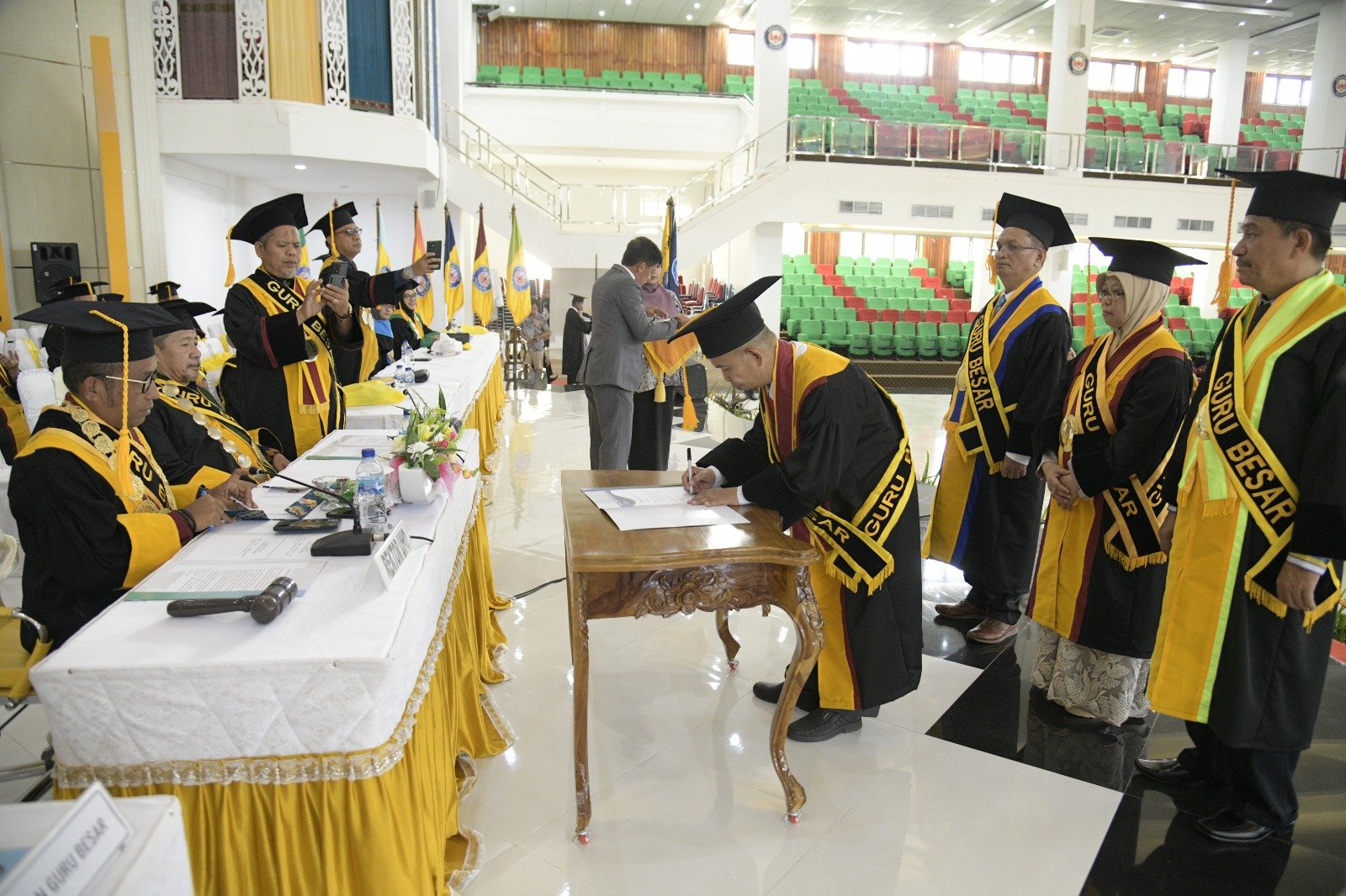 Periode Januari – September 2023 UHO Kendari Kukuhkan 24 Guru Besar, Kini Punya 119 Profesor Periode Januari – September 2023 UHO Kendari Kukuhkan 24 Guru Besar, Kini Punya 119 Profesor